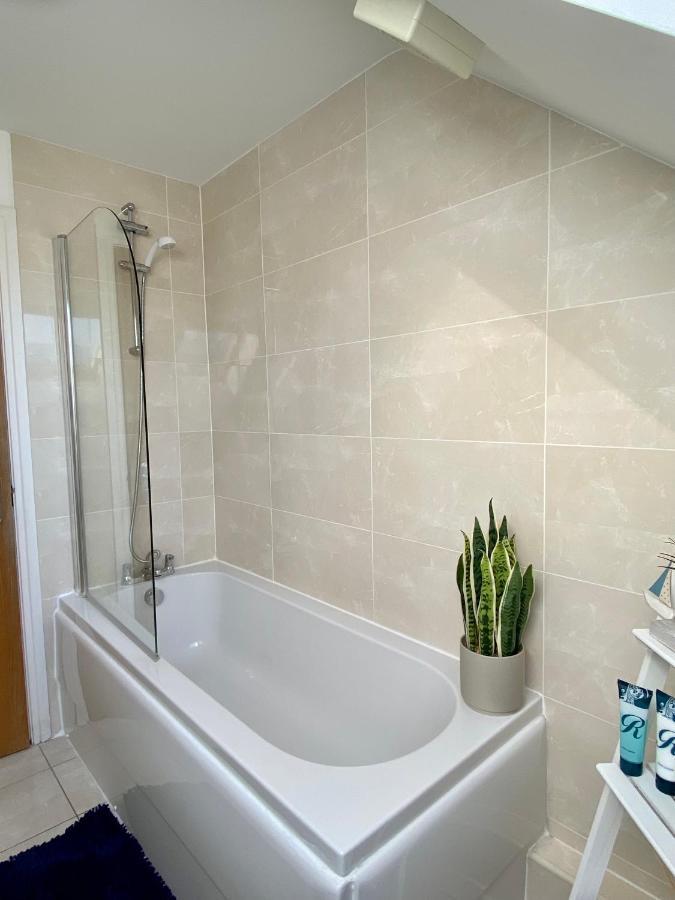 Swanage Holiday Penthouse Apartment, Moments From Beach And Town, On Site Parking, Fast Wifi, Sleeps Up To 6, Rated Exceptional Εξωτερικό φωτογραφία